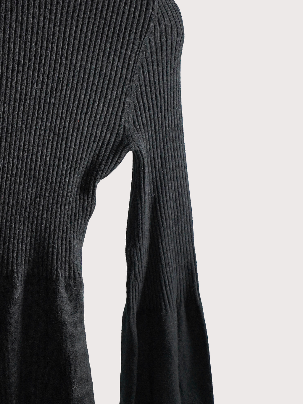 Le top noir chaud et doux