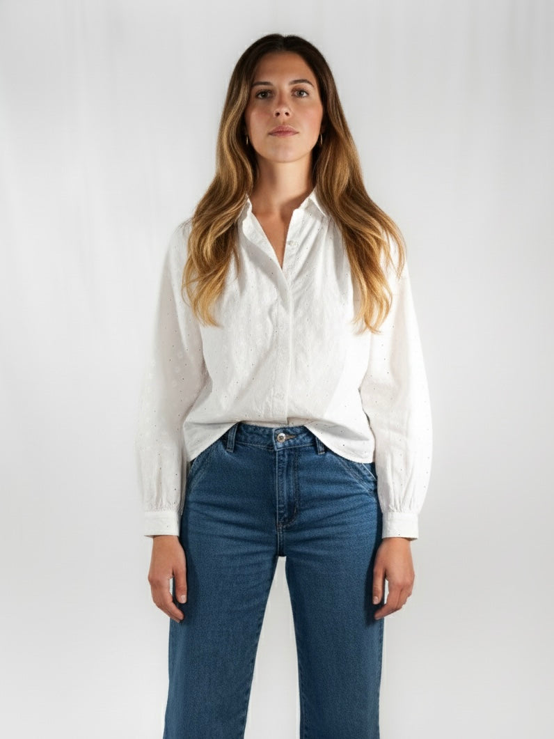 Le chemisier blanc brodé