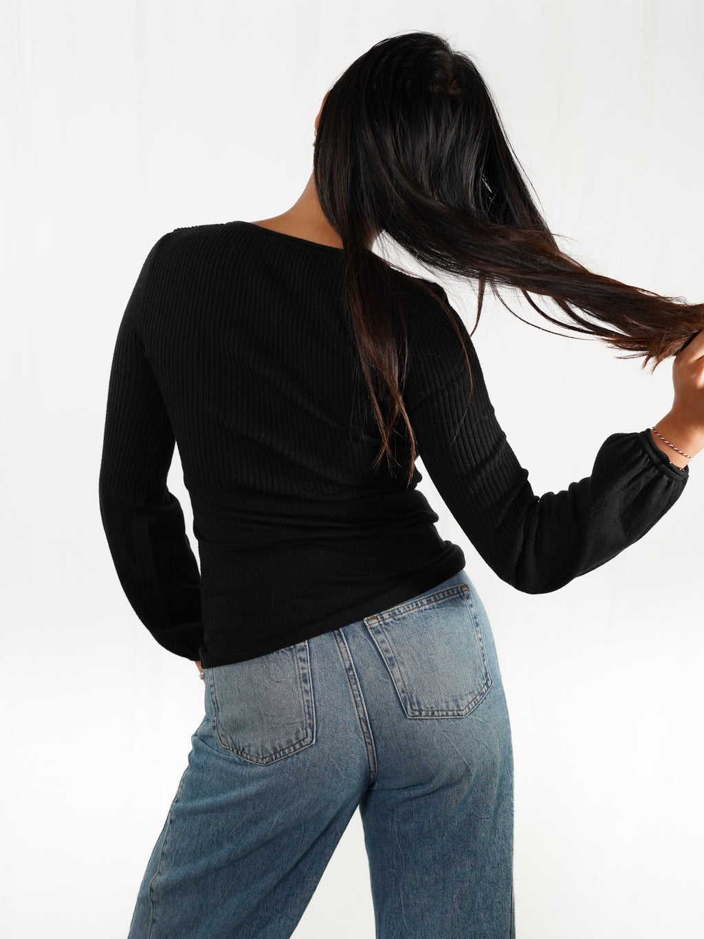 Le top noir chaud et doux