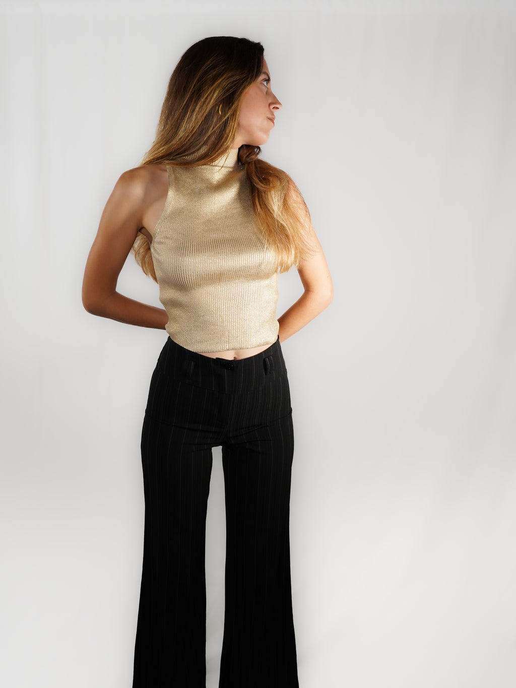 Le pantalon à rayures marron