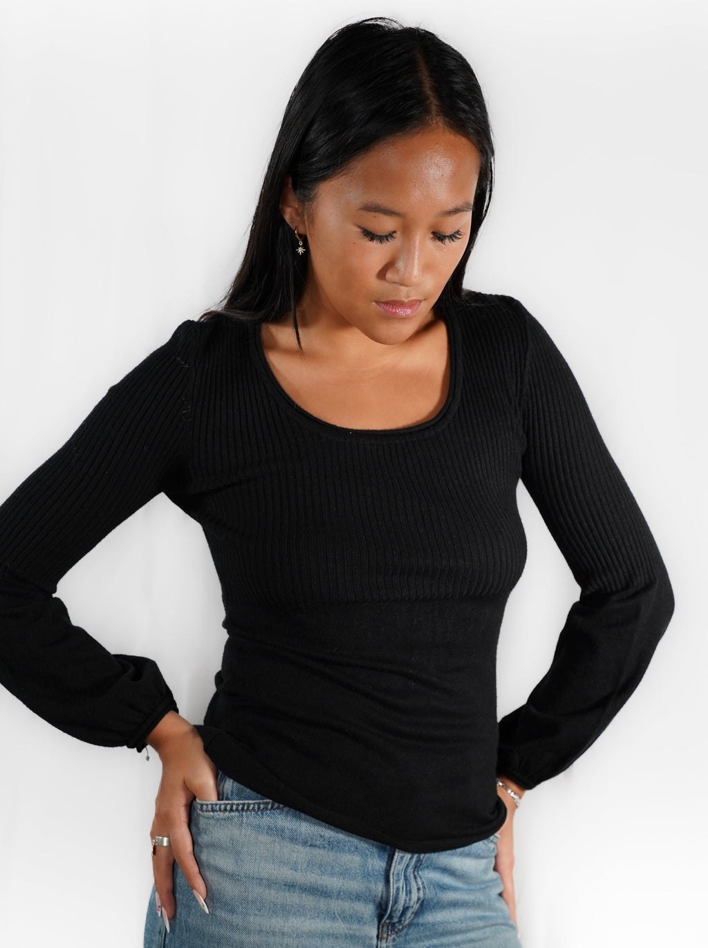 Le top noir chaud et doux